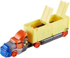 Hot Wheels Camion De Transport De Véhicules Spécial Choc Avec Projection De Voitures -Monde Jouet Pas Cher Magasin camion de transport de vehicules special choc avec projection de voitures ref TG1935 6