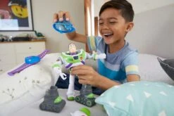 Disney / Pixar Figurine Buzz L'Éclair Super Armure - 17 Cm -Monde Jouet Pas Cher Magasin figurine buzz l eclair super armure 17 cm ref TG1661 9