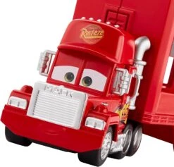 Disney / Pixar Transporteur Mack Avec Mini Voiture Flash McQueen Cars -Monde Jouet Pas Cher Magasin transporteur mack avec mini voiture flash mcqueen cars ref TG2586 4